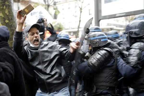 خشونت پلیس فرانسه در برابر خبرنگاران