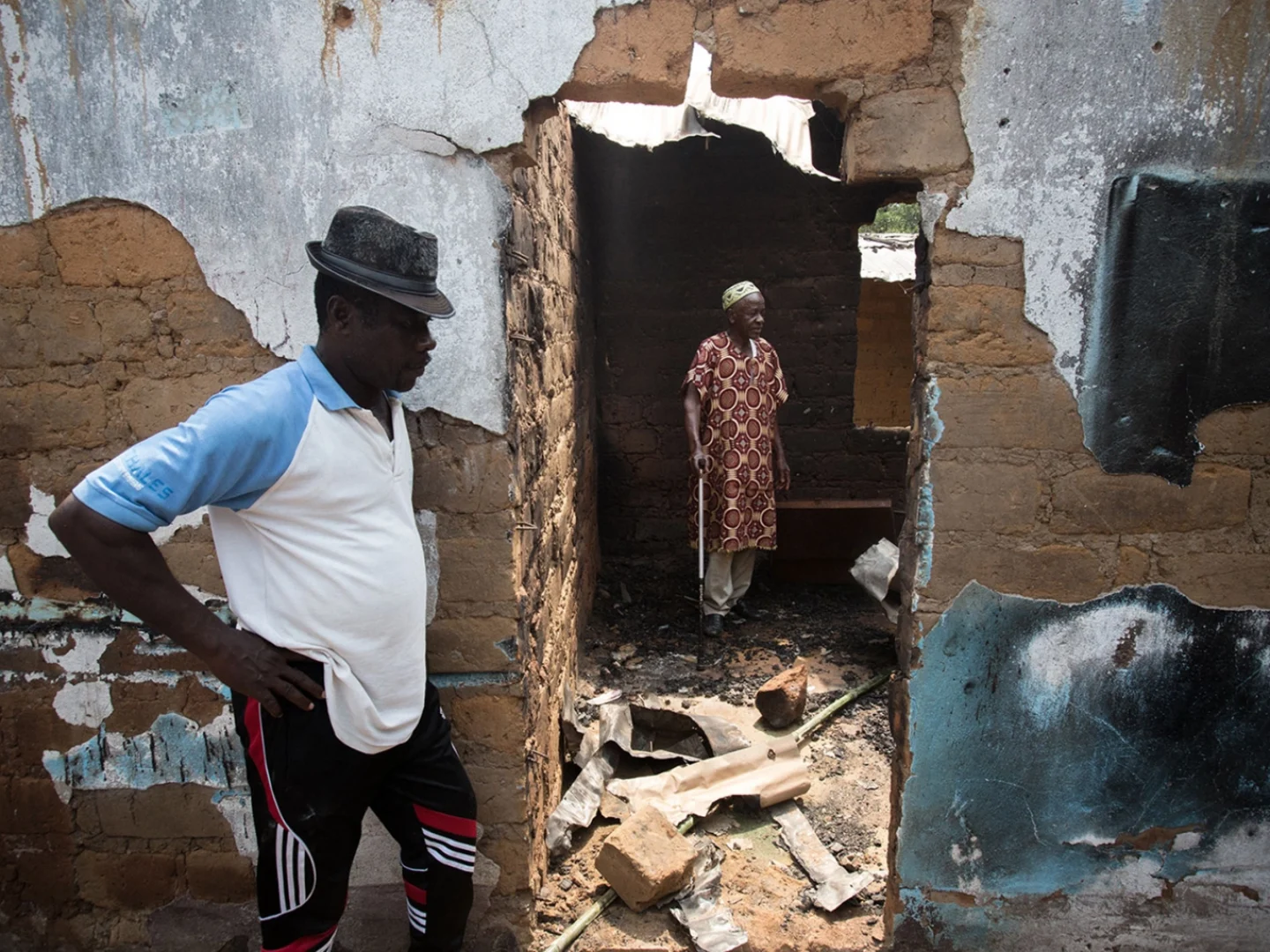 jonny-pickup-amba-land-ambazonia-cameroon-nigeria-conflict-war-photography-photojournalist-photo-jungle-burnt-house_